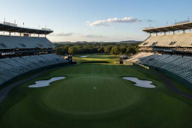 stadium_style_golf_green_bunkers
